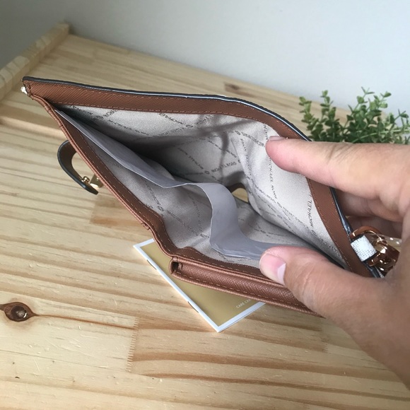 Michael Kors wallet🎈🎈 - Picture 7 of 9